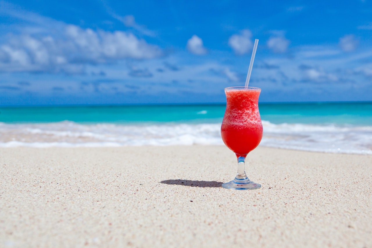 Compositie van cocktail op tropisch strand